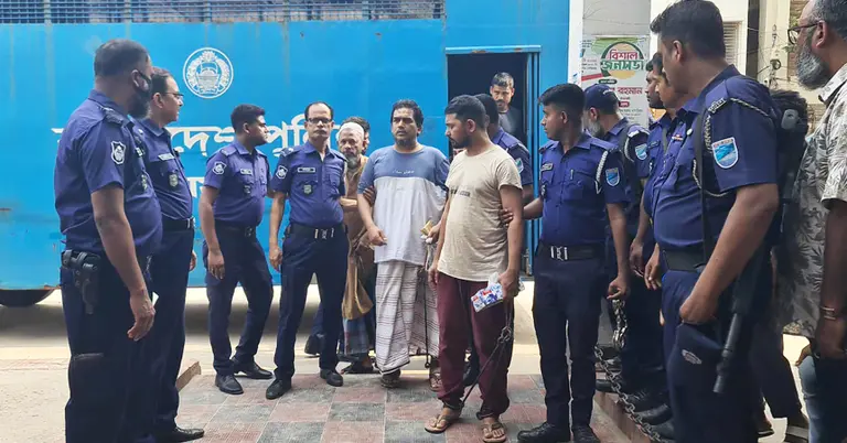 পুলিশ হেফাজতে প্রিজন ভ্যানের সামনে আরসা প্রধান আতাউল্লাহ ও তার সহযোগীরা